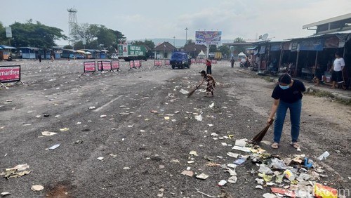 Petugas kebersihan dibantu warga sekitar saat melakukan pembersihan di areal Terminal Manuver Pelabuhan Gilimanuk, Kelurahan Gilimanuk, Kecamatan Melaya, Kabupaten Jembrana, Bali, Senin (8/4/2024).