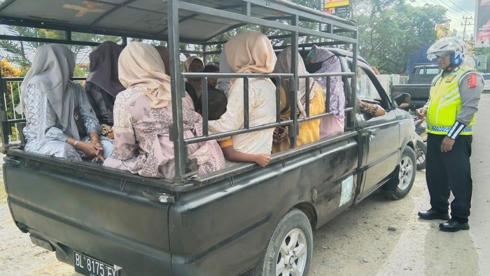 Petugas menyetop mobil bak terbuka yang mengangkut orang. (Dok Ditlantas Polda Aceh)
