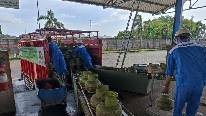 Petugas menyiapkan tabung LPG 3 kg untuk di distribusikan dari Depo BBG Ketapang Banyuwangi.
