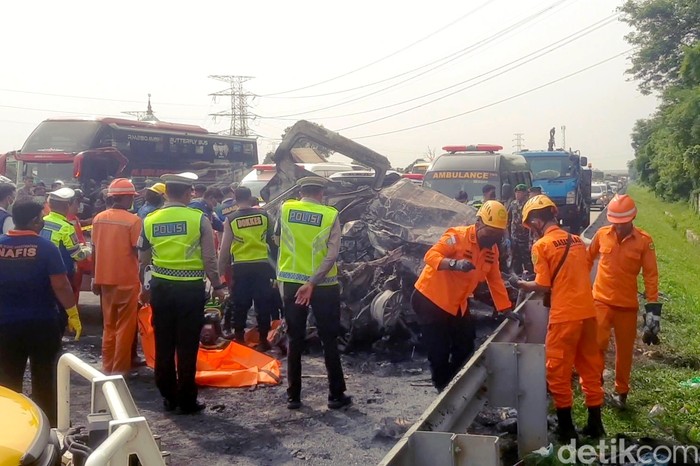 Petugas saat mengevakuasi korban bus tabrak Gran Max di Tol Japek