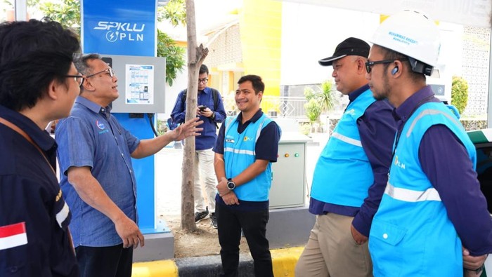 Pj Gubernur Jateng tinjau kesiapan SPKLU PLN