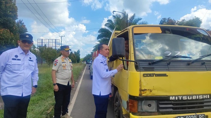 Pj Gubernur Sumatera Selatan (Sumsel) Agus Fatoni meninjau jalur mudik Palembang-Betung yang sempat macet hingga 20 kilometer. Dalam pantauannya masih banyak truk tak sesuai ketentuan melintas di momen mudik Lebaran.
