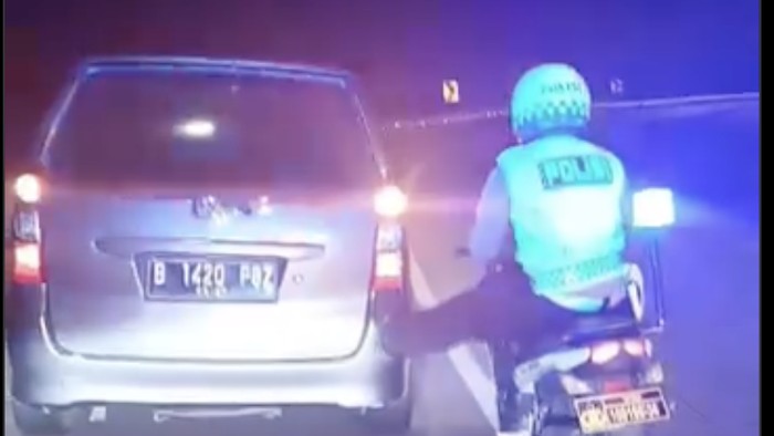 Polantas stut mobil pemudik yang mogok