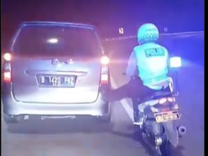 Viral Polisi Subang Stut Mobil Mogok Pakai Motor