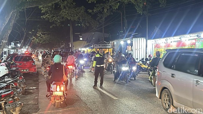 Polisi mengatur lalu lintas di Jalan MT Haryono Bone.