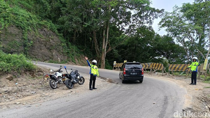 Polisi mengatur lalu lintas di Tompo Ladang Maros. Agung Pramono/detikSulsel.