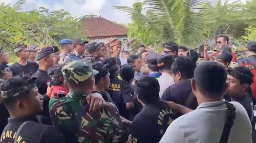 Polisi mengawal pemberian sanksi adat kepada warga di Nusa Penida, Bali.