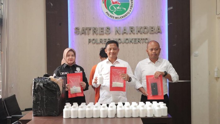 Polisi menunjukkan barang bukti pil dobel L yang diamankan dari bandar di Mojokerto