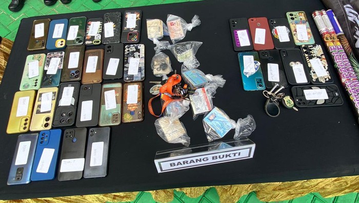 Polres Metro Jakbar rilis puluhan pemuda dan ABG yang terjaring razia dalam Operasi Ketupat.