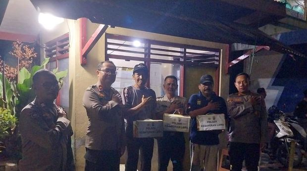 Polsek Kebayoran Lama patroli rumah kosong yang ditinggal mudik warga.