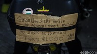 Curhatan seperti ini sudah menjadi dekorasi wajib para pemudik motor.