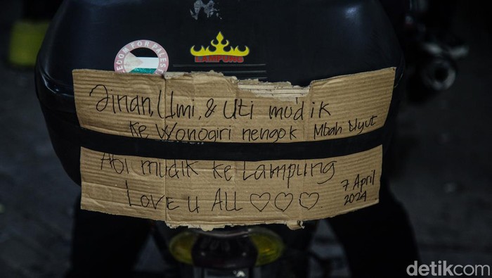 Sejumlah pemudik sepeda motor menuliskan curahan hati pada barang bawaan di bagian belakang kendaraan seperti terbaca di Pelabuhan Ciwandan, Cilegon, Banten, Senin (8/4/2024).