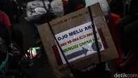 Ada yang sengaja menuliskan dengan spidol, pulpen hingga cetak.