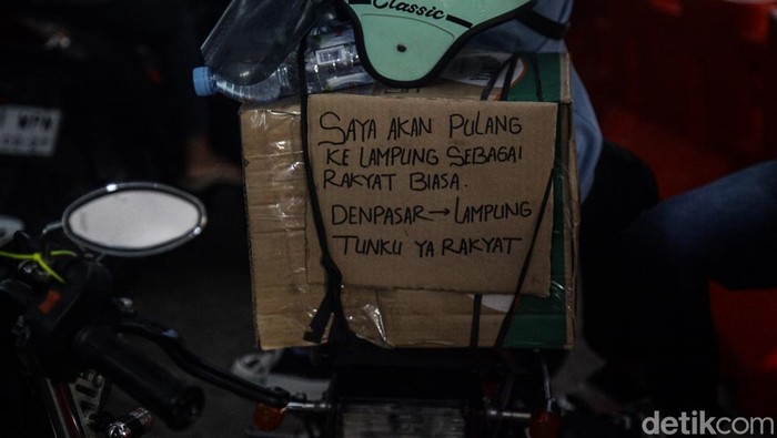 Sejumlah pemudik sepeda motor menuliskan curahan hati pada barang bawaan di bagian belakang kendaraan seperti terbaca di Pelabuhan Ciwandan, Cilegon, Banten, Senin (8/4/2024).