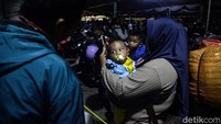 Begini potret para anak kecil melawan rasa lelah.
