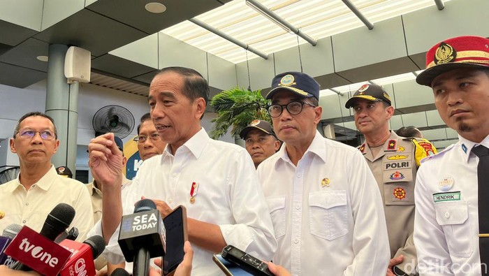 Presiden Joko Widodo (Jokowi) di Stasiun Pasar Senen, Senin (8/4/2024).