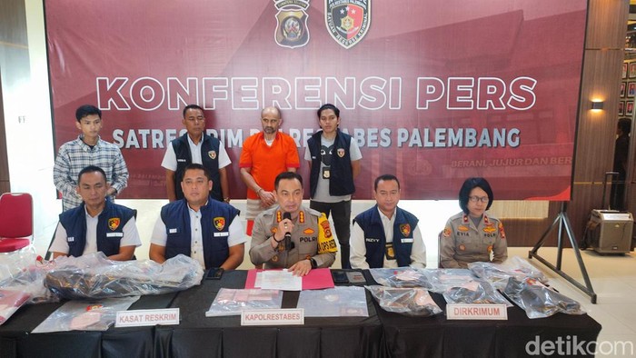 Pria asal Rusia diamankan polisi usai membobol mesin ATM di Palembang.