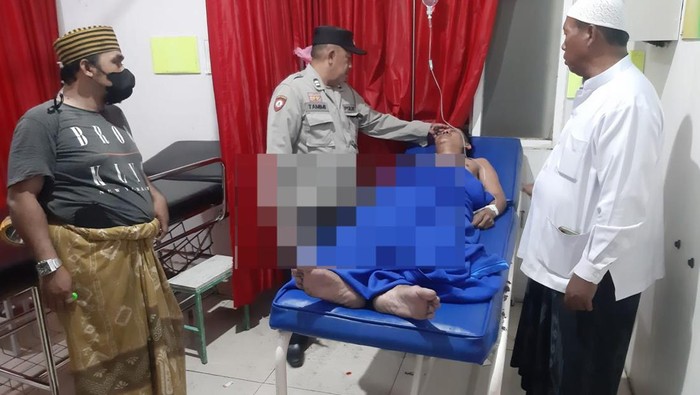 pria selingkuh diseret telanjang di jember