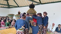 Dalam prosesi ini, para abdi dalem merangkai total enam gunungan untuk Garebeg Sawal. Terdiri lima gunungan berbahan baku hasil bumi dan satu gunungan makanan tradisional.