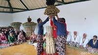 Prosesi berlangsung di Panti Pareden, Kompleks Magangan, dan dipimpin oleh Penghageng Kawedanan Hageng Panitrapura GKR Condrokirono.