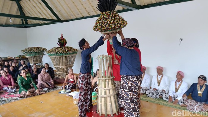 Prosesi Numplak Wajik mengawali Garebeg Sawal Keraton Jogja. Numplak Wajik berlangsung di Panti Pareden, Kompleks Magangan, Keraton Jogja. Senin (8/4/2024).