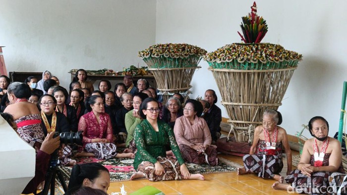 Prosesi Numplak Wajik mengawali Garebeg Sawal Keraton Jogja. Numplak Wajik berlangsung di Panti Pareden, Kompleks Magangan, Keraton Jogja. Senin (8/4/2024).