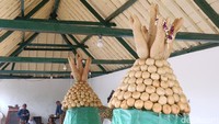 Gunungan Garebeg bermakna persembahan Raja Keraton Jogja kepada rakyatnya.