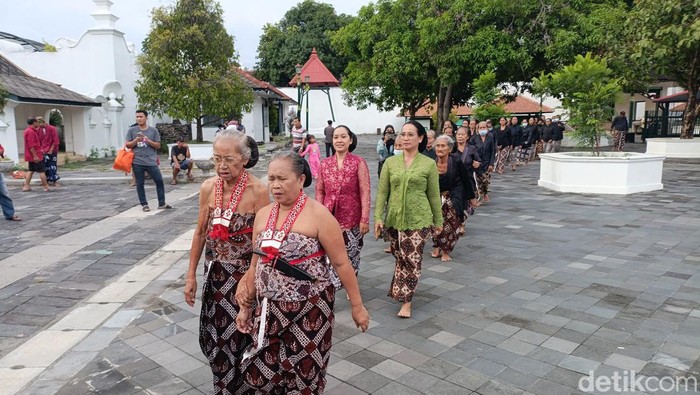 Prosesi Numplak Wajik mengawali Garebeg Sawal Keraton Jogja. Numplak Wajik berlangsung di Panti Pareden, Kompleks Magangan, Keraton Jogja. Senin (8/4/2024). Prosesi Numplak Wajik mengawali Garebeg Sawal Keraton Jogja. Numplak Wajik berlangsung di Panti Pareden, Kompleks Magangan, Keraton Jogja. Senin (8/4/2024).