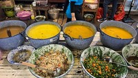 Lauk pauknya bisa diambil di meja prasmanan seperti ini. Diawali dengan sayuran yang pilihannya beragam. Mulai dari sayur lodeh tahu, lodeh daun ketela, sampai lodeh terong. Foto: Detikcom / Atiqa Rana