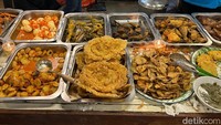 Ini menu lauk lain yang bisa diambil sepuasnya. Mulai dari telur goreng krispi, ikan asin, telur balado, dan balasan lauk lainnya. Harga lauknya dibanderol mulai dari Rp 3 ribuan. Foto: Detikcom / Atiqa Rana