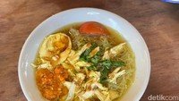 Tidak hanya aneka nasi, di sini kamu juga bisa mencoba soto Rp 9.000. Sotonya sederhana, hanya terdiri dari soun, sayur kol potongan tomat, dan suwiran ayam. Disiram dengan kuah soto kuning yang gurih ringan. Foto: Detikcom / Atiqa Rana