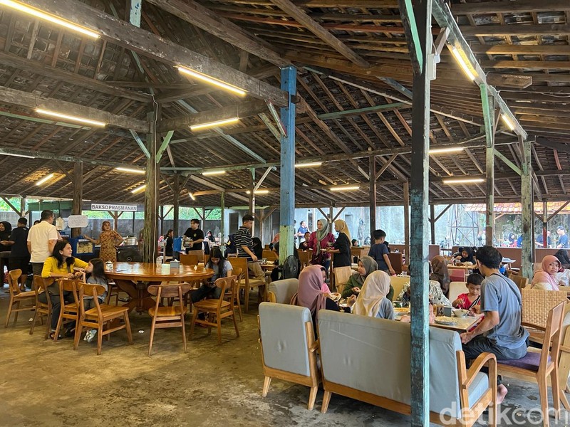 Puas Makan Nasi Rames Lauk Komplet di Restoran Ala Jawa di Bekasi!