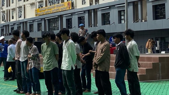 Puluhan pelajar diamankan Polres Jakbar saat melakukan konvoi dengan membawa bendera besar serta petasan dengan dalih membagikan takjil.