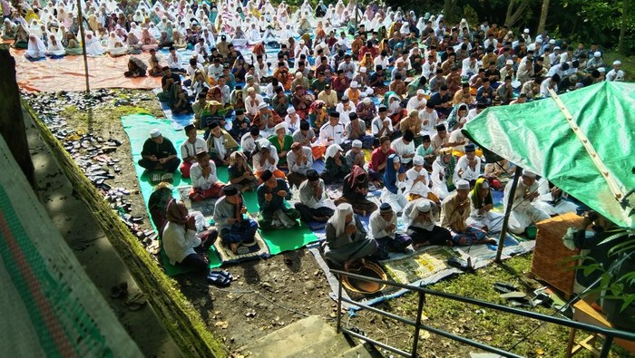 Salat Idul Fitri 1 Syawal 1445 Hijiriah di Lapangan Ponpes Darul Ulumi Wal Amal, Kelurahan Ntobo, Kecamatan Raba, Kota Bima, NTB, Senin (8/4/2024). Salat Id itu diikuti ratusan jemaah.