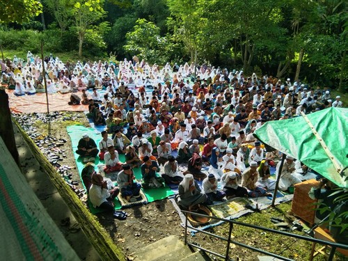 Salat Idul Fitri 1 Syawal 1445 Hijiriah di Lapangan Ponpes Darul Ulumi Wal Amal, Kelurahan Ntobo, Kecamatan Raba, Kota Bima, NTB, Senin (8/4/2024). Salat Id itu diikuti ratusan jemaah.