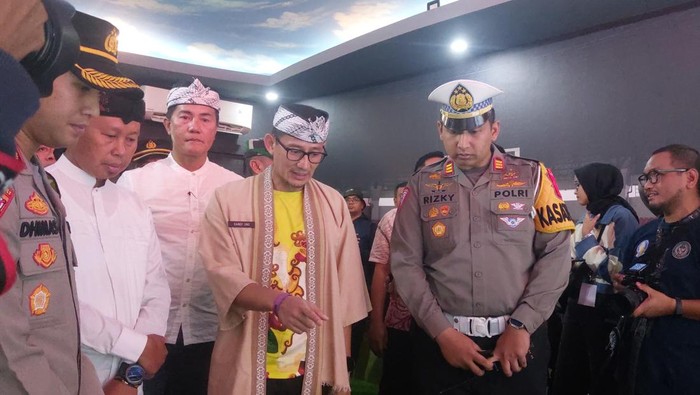 Sandiaga tinjau pos pengamanan di Gado (Sholihin/detikcom)