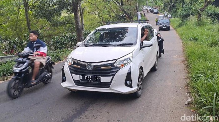 Sejumlah kendaraan gagal nanjak saat melintasi jalur alternatif Tenjoayu