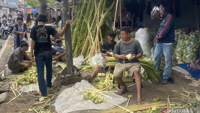 Lonjakan Omzet Pedagang Kuliner Lebaran: Kulit Ketupat Musiman Raup Rp 500 Ribu Per Hari