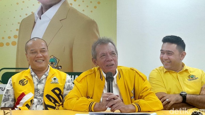 Sekretaris DPD I Golkar Sumut Ilhamsyah (kiri) saat di Kantor Golkar Sumut (Nizar Aldi/detikSumut)
