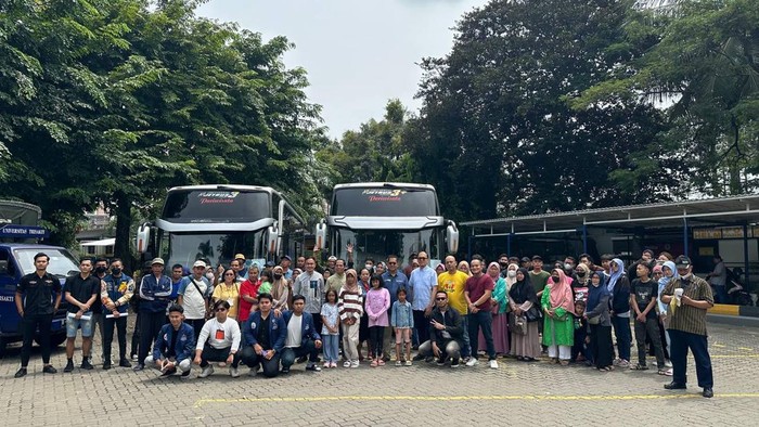 Serunya Ratusan Warga Ikut Mudik Gratis Ratusan pemudik tujuan Solo, Jombang dan Yogyakarta diberangkatkan serentak pada Sabtu (6/4/2024). Mereka merupakan mahasiswa, alumni dan karyawan Universitas Trisakti peserta mudik gratis yang digelar Ikatan Alumni Fakultas ekonomi dan Bisnis (IKAFEB) Trisakti.