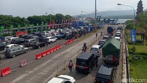 Situasi antrian pemudik yang masih terjadi di dalam areal Pelabuhan Gilimanuk, Bali, Senin (8/4/2024). (I Putu Adi Budiastrawan/detikBali).