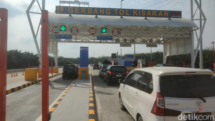 Suasana arus kendaraan keluar masuk di pintu tol Kisaran. (Perdana Ramadhan/detikSumut)