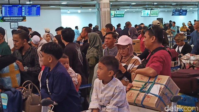 Suasana arus mudik di Bandara Internasional Hang Nadim, Batam pada Senin (8/4/2024).(Alamudin Hamapu/detikSumut)