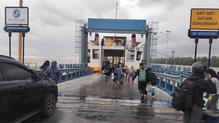 Suasana arus mudik di Pelabuhan Tanjung Api-Api.