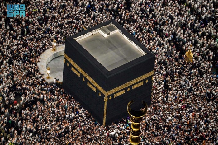 General view of muslims performing Umrah at the Grand Mosque on the eve of 27th Ramadan, during the holy month of Ramadan, in the holy city of Mecca, Saudi Arabia, April 5, 2024. Saudi Press Agency/Handout via REUTERS ATTENTION EDITORS - THIS PICTURE WAS PROVIDED BY A THIRD PARTY