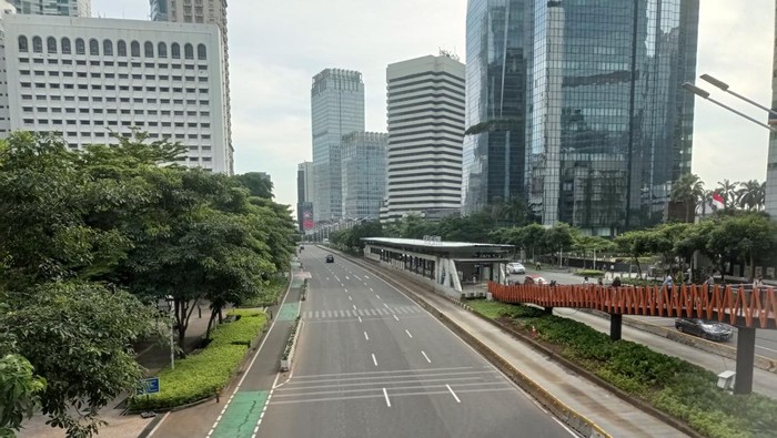 Jakarta Bersiap Sambut Lebaran, Jalan Jenderal Sudirman Sepi Jelang Hari Raya