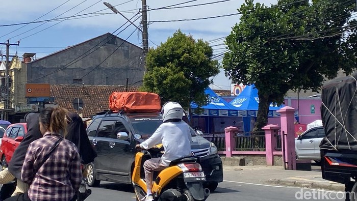 Suasana jalur arteri di Sukabumi.