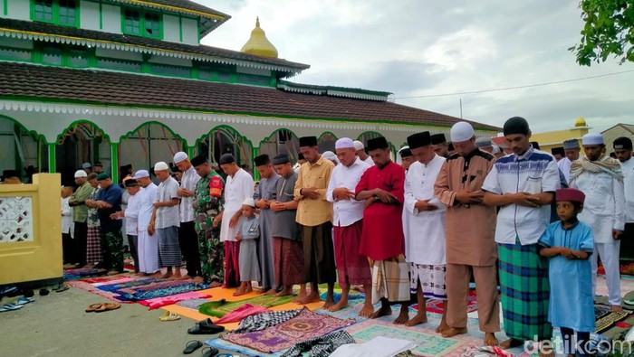 Suasana salat Id di Masjid Nurul Awal Desa Wakal.  M Jaya Barends/detikcom