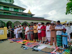Warga Desa Wakal Maluku Gelar Salat Id Lebih Awal, Ini Penjelasannya