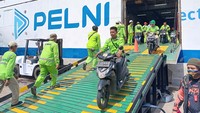Setelah berlabuh, para operator langsung menurunkan motor pemudik dari dek kapal dengan rapih dan teratur sebanyak 876 unit kendaraan.